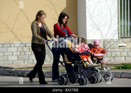 Le madri con le carrozzine in Thassos Grecia Foto Stock