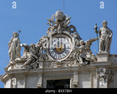 La BASILICA DI SAN PIETRO LE SCULTURE CITTÀ DEL VATICANO ROMA ROMA Italia Città del Vaticano Roma Italia 16 Settembre 2010 Foto Stock
