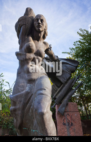 'Rivoluzione Scoppia' scultura o statua da Gorgi Shkhvatsabia nel giardino di Aprile 9 Park, Tbilisi, Georgia. Foto Stock