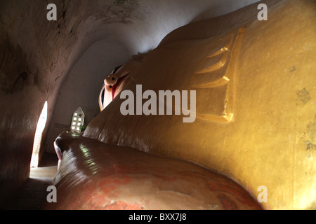 Grande Buddha reclinato statua all'interno di Manuha Paya, in Bagan, Myanmar o Birmania in Asia. Foto Stock