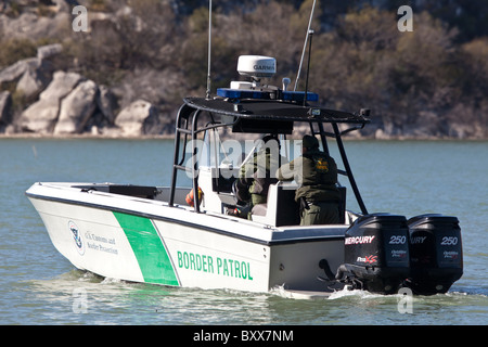 Stati Uniti Pattuglia di Confine di agenti sul fiume Rio Grande braccio del lago Amistad in Texas occidentale, che forma il Regno States-Mexico confine Foto Stock