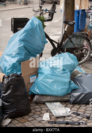 Cumulo di rifiuti in attesa di raccolta. Per le strade delle città Amsterdam Foto Stock