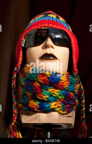 Colorato manichino testa visto in Amsterdam area dello shopping Foto Stock