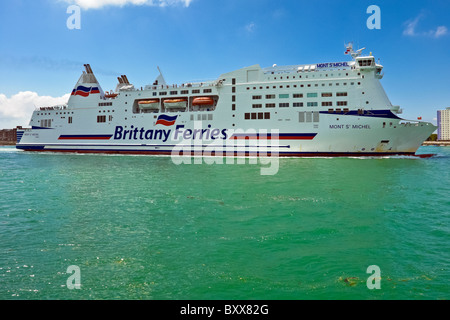 Vista laterale di Brittany Ferries traghetto per trasporto auto e passeggeri Mont St Michel arrivando a Portsmouth in Inghilterra dalla Francia Foto Stock