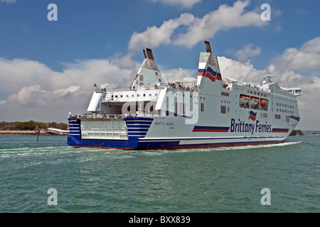 Vista posteriore di Brittany Ferries traghetto per trasporto auto e passeggeri Mont St Michel arrivando a Portsmouth in Inghilterra dalla Francia Foto Stock