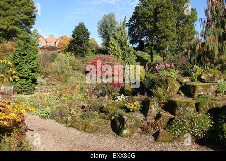 Ness Botanic Gardens, Inghilterra. Veduta autunnale di Ness Botanic Gardens giardino di roccia. Foto Stock