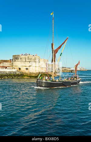 Il Tamigi Barge Alice inserendo il porto di Portsmouth in Inghilterra Foto Stock