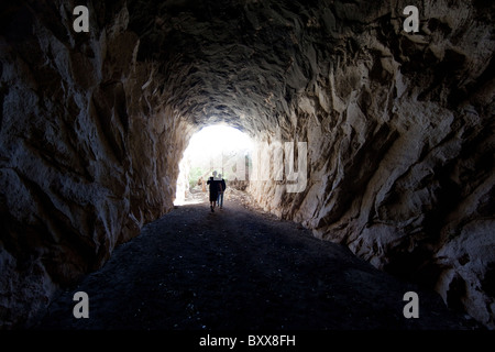 Gli escursionisti a piedi attraverso abbandonate tunnel ferroviario lungo il fiume Rio Grande nel lago Amistad National Recreation Area nel sud-ovest della Texas Foto Stock