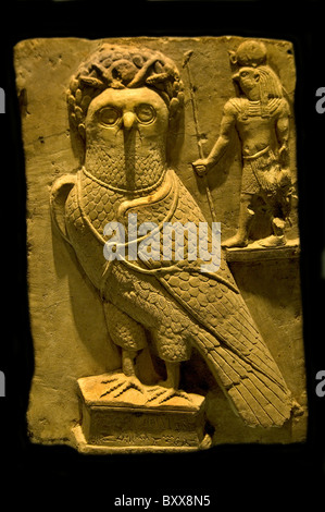Rilievo tombale di un gufo incoronato (Mina) e del dio falco Horus, databile precisamente al periodo romano in Egitto (circa 100–200 d.C.). Foto Stock