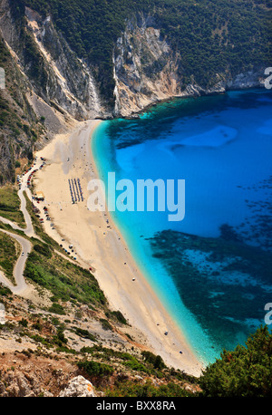 Famosa in tutto il mondo Myrtos Beach sull'isola di Cefalonia, Mar Ionio, Grecia Foto Stock