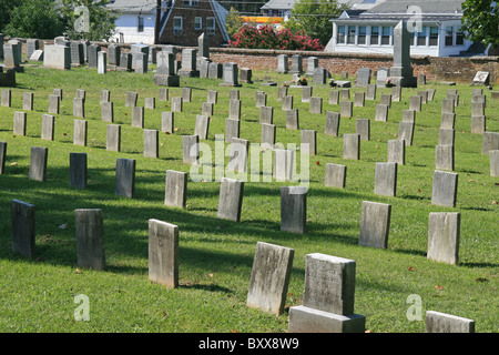 Lapidi di guerra civile americana soldati nel cimitero confederato, di Fredericksburg, Virginia, Stati Uniti. Foto Stock