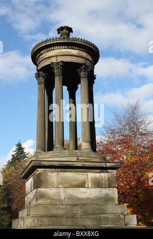 Station wagon di Tatton Park, Inghilterra. Veduta autunnale del xix secolo Choragic monumento situato alla fine degli indirizzi di massima per le politiche a piedi. Foto Stock