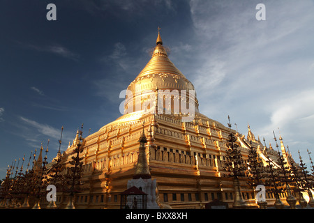 La Pagoda di Shwezigon o Shwezigon Paya un tempio buddista vicino a Nyaung-U vicino a Bagan in Myanamar o in Birmania nel sud-est asiatico. Foto Stock