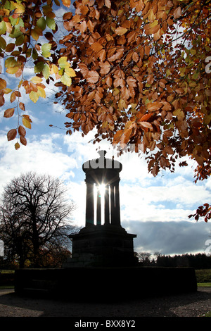 Station wagon di Tatton Park, Inghilterra. Veduta autunnale del xix secolo Choragic monumento situato alla fine degli indirizzi di massima per le politiche a piedi. Foto Stock