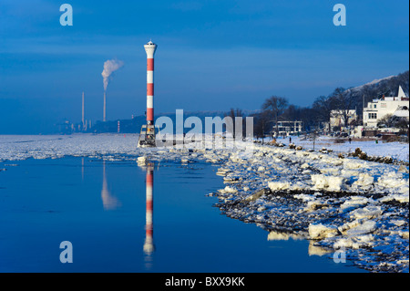 Coperte di neve Süllberg e del fiume Elba nella Hamburg-Blankenese, Germania Foto Stock