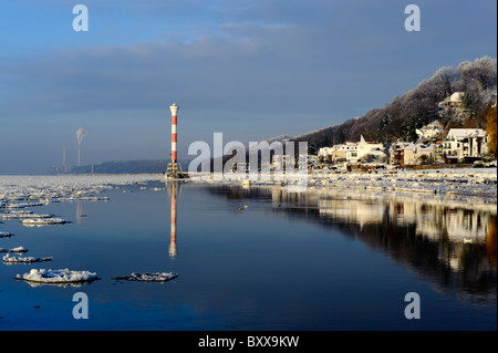 Coperte di neve Süllberg e del fiume Elba nella Hamburg-Blankenese, Germania Foto Stock