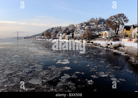 Coperte di neve Süllberg e del fiume Elba nella Hamburg-Blankenese, Germania Foto Stock