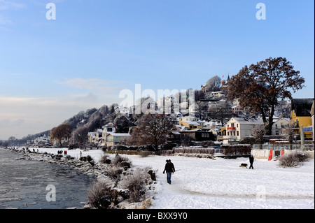 Coperte di neve Süllberg e del fiume Elba nella Hamburg-Blankenese, Germania Foto Stock