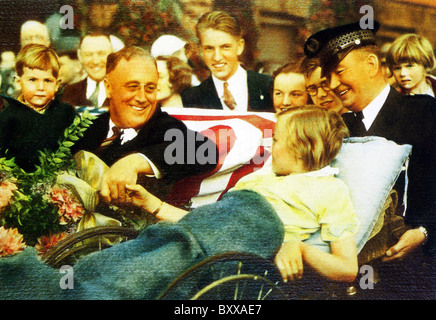 Il presidente FRANKLIN D ROOSEVELT incontra un compagno di paralisi sofferente circa 1933 Foto Stock