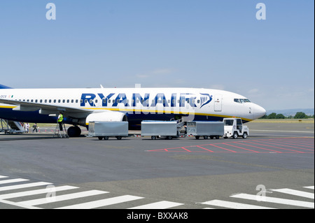 Ryanair Boeing 737-800 sulla pista a dall'Aeroporto di Carcassonne FRANCIA Foto Stock