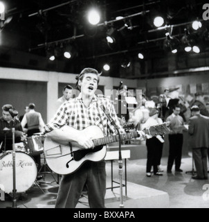 JIM DALE inglese cantante pop e ultimamente ha lavorato come attore e artista vocale qui circa 1957 mentre compaiono su Six-Five speciale sulla BBC TV Foto Stock