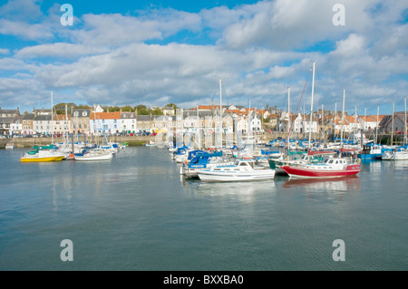 Barche e yacht in marina Anstruther Harbour Fife Scozia Scotland Foto Stock