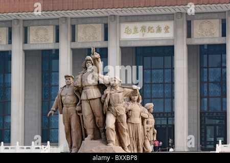 Statua che si trova nella parte anteriore di Mao Zedong il Mausoleo, Piazza Tiananmen, Pechino, Cina Foto Stock