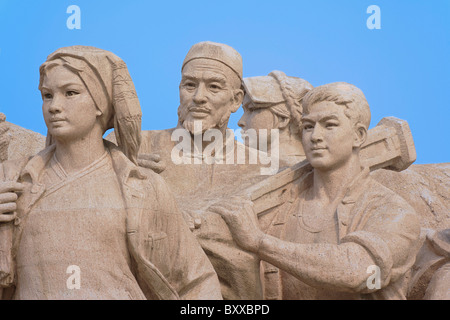 Statua che si trova nella parte anteriore di Mao Zedong il Mausoleo, Piazza Tiananmen, Pechino, Cina Foto Stock