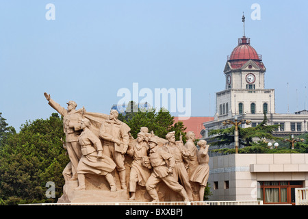 Statua che si trova nella parte anteriore di Mao Zedong il Mausoleo, Piazza Tiananmen, Pechino, Cina Foto Stock