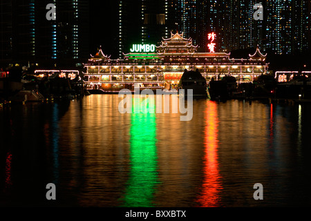 L'iconico e infamous perdendo denaro barca Jumbo ad Aberdeen, Hong Kong Foto Stock