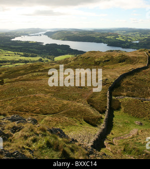 Una vista da Wansfell Pike affacciato sul lago Windermere nel Lake District inglese Parco Nazionale di Cumbria Inghilterra England Regno Unito Foto Stock