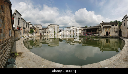 Vista panoramica di Half Moon stagno, Hong Cun Village, Yi County, Cina Foto Stock