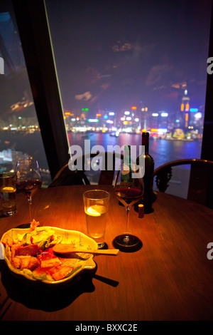 Guardando fuori della finestra di Aqua's Hutong ristorante pasti e vino in vista n. 1 Peking Road off Nathan Road Foto Stock