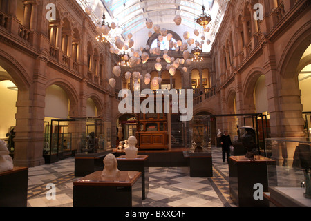 Interno del Kelvingrove Art Gallery and Museum di Glasgow, Scozia. Foto Stock