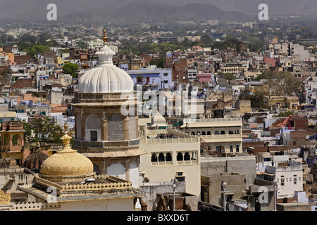 Vista in elevazione delle abitazioni in Udaipur, India, dal palazzo della città. Foto Stock