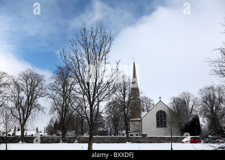 Una scena invernale del villaggio di West Linton, Scottish Borders in Scozia. Foto Stock