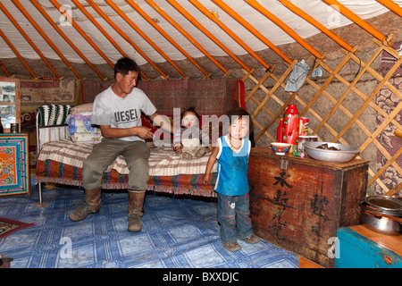 Scena familiare - nomade della Ger Elsen Tasarkhai lago, Khongo Khan Uul Riserva Naturale, poco Gobi, Mongolia: Foto Stock