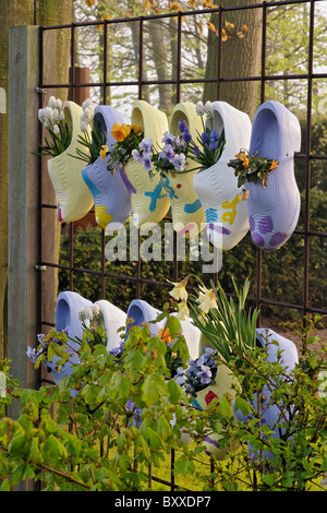 Simbolico scarpe di legno e fiori, Giardini Keukenhof Lisse, Paesi Bassi Foto Stock