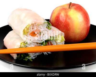 Fresco e salutare autentici gamberi Vietnamita rotoli isolato sfondo bianco con nessun popolo con un tracciato di ritaglio Foto Stock