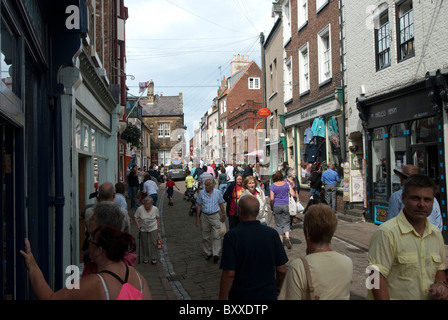 Strada trafficata a Whitby North Yorkshire, Regno Unito Foto Stock