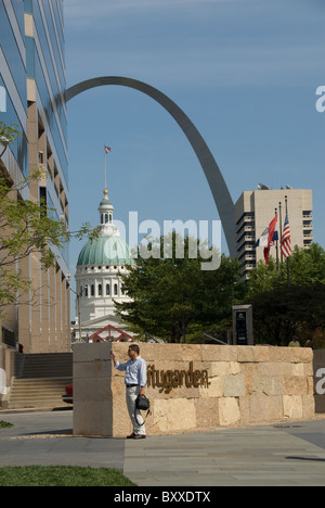 Il Tribunale vecchio e il Gateway Arch da Citygarden; l'uomo con la fotocamera del telefono Foto Stock