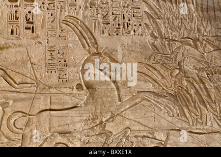 Il sollievo di Ramesse III la caccia in paludi sul retro del primo pilone a Medinet Habu, West Bank, Luxor, Egitto Foto Stock