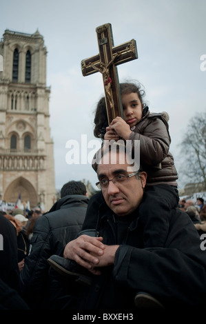 Parigi, Francia, cristiani copti che dimostrano alla Cattedrale di Notre Dame, attacchi terroristici in Egitto, incontro religioso, religione in politica Foto Stock