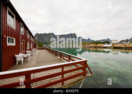 Rorbu, Fisherman's cabine, vicino a Reine nelle isole Lofoten, a nord della Norvegia Foto Stock