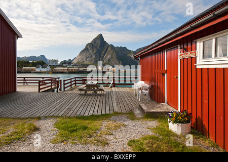 Rorbu, Fisherman's cabine, vicino a Reine nelle isole Lofoten, a nord della Norvegia Foto Stock