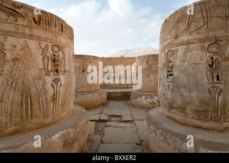 Le colonne in hypostyle hall a Medinet Habu , tempio mortuario di Ramesse III, la riva occidentale del Nilo, Luxor, Egitto Foto Stock