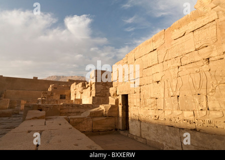 Wallls entro il hypostyle hall a Medinet Habu , tempio mortuario di Ramesse III, la riva occidentale del Nilo, Luxor, Egitto Foto Stock