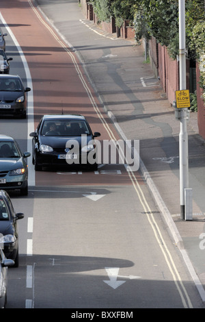 Auto utilizzando illegalmente corsia degli autobus Topsham Rd vicino Burnthouse Lane Exeter Devon Regno Unito Foto Stock