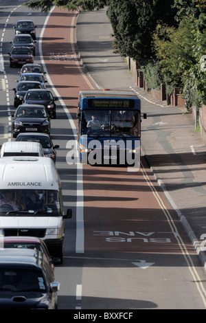 Stagecoach bus nella corsia degli autobus Topsham Rd vicino Burnthouse Lane Exeter Devon Regno Unito Foto Stock