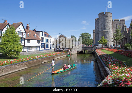 Viaggio sul Fiume sulla grande Stour in Canterbury Kent England. Durante i mesi estivi di tre aziende a conduzione gite sul fiume. Foto Stock